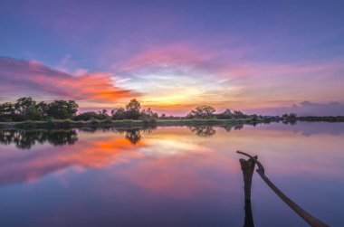 Günbatımı güneş güneşli bir ufuk gerçekten dramatik sonu aşağı Nehri boyunca.