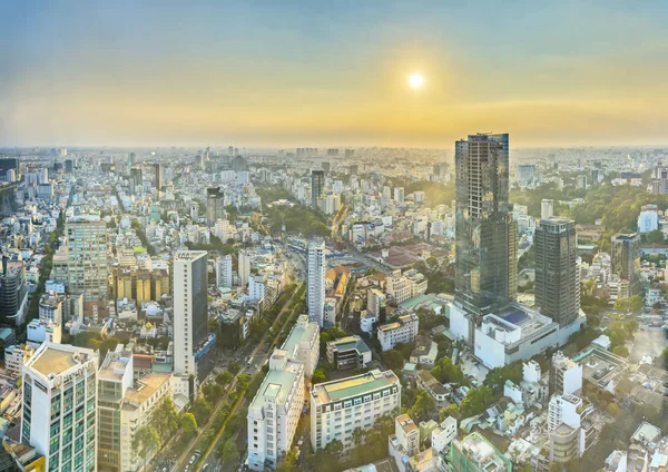 Blick auf die Skyline von Saigon, wenn die Sonne auf städtische Gebiete scheint — Stockfoto