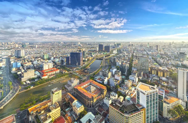 Ne zaman kentsel alanlarda güneşin doğduğunu yüksek görünüm Saigon manzarası