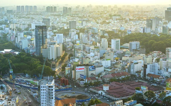 Blick auf die Skyline von Saigon, wenn die Sonne auf städtische Gebiete scheint — Stockfoto