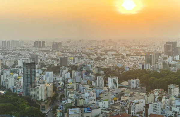 Vista panorámica del horizonte de Saigón cuando el sol brilla en las zonas urbanas — Foto de Stock