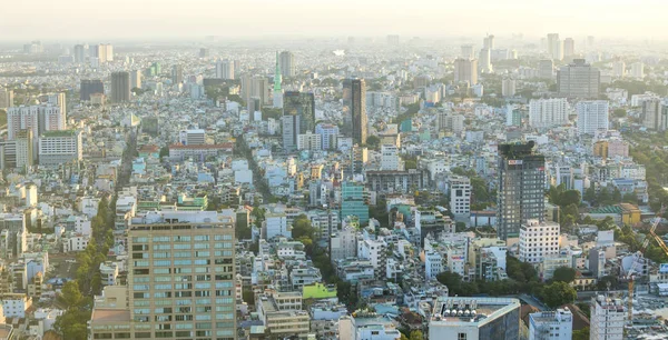 Blick auf die Skyline von Saigon, wenn die Sonne auf städtische Gebiete scheint — Stockfoto