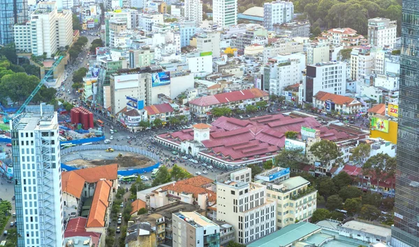 Blick auf die Skyline von Saigon, wenn die Sonne auf städtische Gebiete scheint — Stockfoto