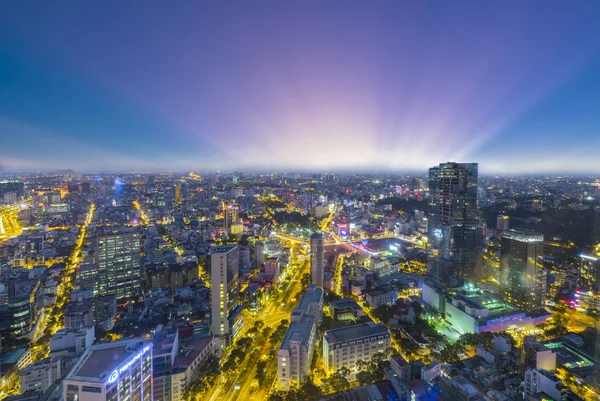 Igh vista Saigón horizonte al atardecer zonas urbanas colorido y vibrante paisaje urbano del centro de la ciudad — Foto de Stock