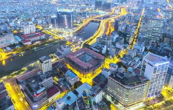 Vista aérea nocturna del colorido y vibrante paisaje urbano del centro de la ciudad — Foto de Stock
