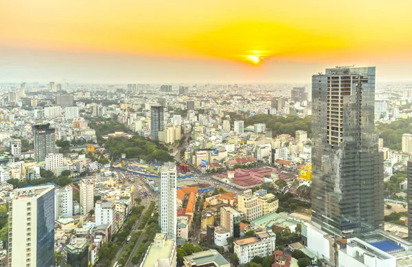 Blick auf die Skyline von Saigon, wenn die Sonne auf städtische Gebiete scheint — Stockfoto