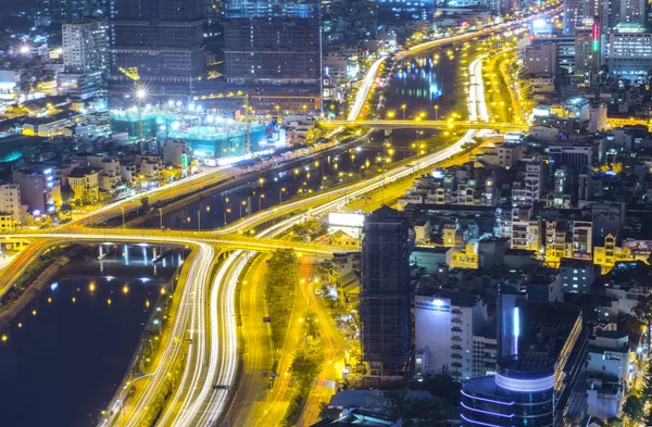 Vista aérea nocturna del colorido y vibrante paisaje urbano del centro de la ciudad — Foto de Stock