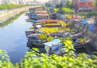 Kanal iskele boyunca üzerinde çiçek pazarı, çiçek tekneler.
