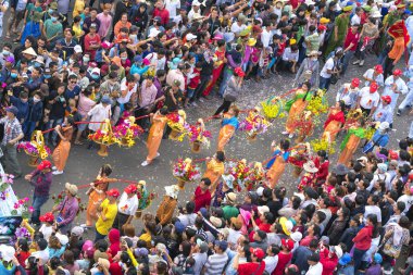 Çince Lantern Festivali renkli ejderha, aslan, bayraklar, arabalar, çekici sokakları kalabalıkta yürüdü
