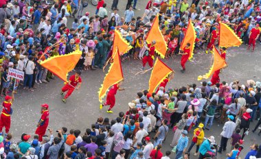 Çince Lantern Festivali renkli ejderha, aslan, bayraklar, arabalar, çekici sokakları kalabalıkta yürüdü