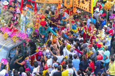 Festival Çince fener araba bayrakları ile kızları arabaya para bağışladı.