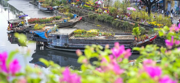 Blommor båtar på blomstermarknaden på längs kanalen wharf. — Stockfoto