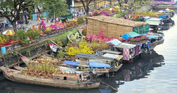 Blommor båtar på blomstermarknaden på längs kanalen wharf. — Stockfoto