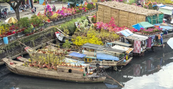 Λουλούδια βάρκες σε αγορά λουλουδιών κατά μήκος της προβλήτας στο κανάλι. — Φωτογραφία Αρχείου