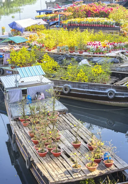 Blommor båtar på blomstermarknaden på längs kanalen wharf. — Stockfoto