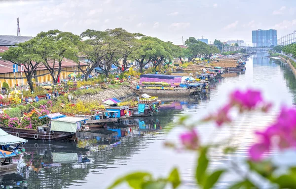 Blommor båtar på blomstermarknaden på längs kanalen wharf. — Stockfoto