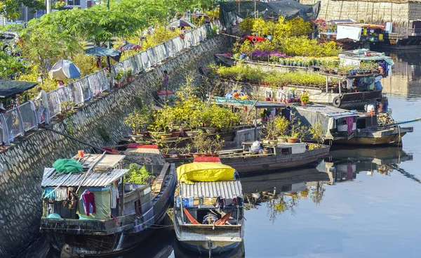 Blommor båtar på blomstermarknaden på längs kanalen wharf. — Stockfoto