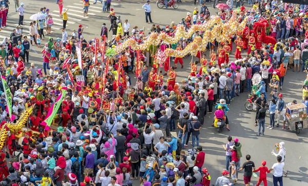 Festival de la linterna china con coloridos dragones, leones, banderas, coches, marchó en las calles atrajo a la multitud —  Fotos de Stock