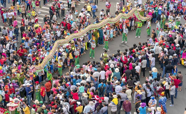 Chinesisches Laternenfest mit bunten Drachen, Löwen, Fahnen, Autos, marschierten in Straßen zog Menschenmassen an — Stockfoto