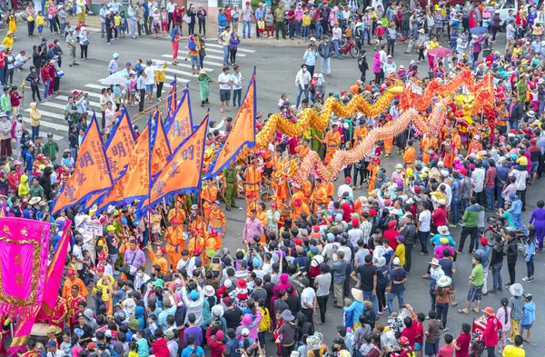 Chinese Lantern Festival z kolorowe smoki, Lew, flagi, samochody, maszerował w ulicach przyciągnęła tłum — Zdjęcie stockowe