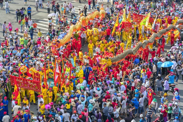화려한 용, 사자, 플래그, 자동차, 중국 등불 축제 매력 거리 군중 행진 — 스톡 사진
