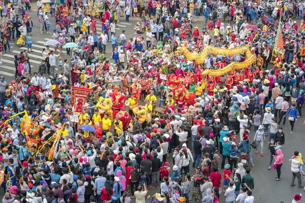 Festival de la linterna china con coloridos dragones, leones, banderas, coches, marchó en las calles atrajo a la multitud —  Fotos de Stock