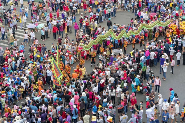 群衆を集めて街で行進したカラフルな龍、ライオン、フラグ、車、中国のランタン フェスティバル — ストック写真