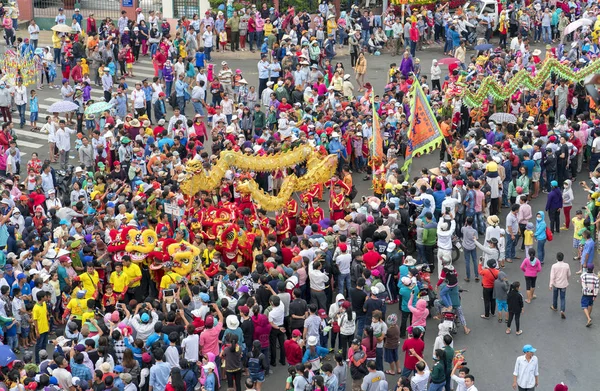 Kinesiska Lantern Festival med färgglada drakar, lion, flaggor, bilar, marscherade i gatorna lockade publiken — Stockfoto