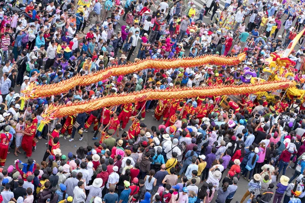 Lampion Festival s barevné draky, lev, vlajky, auta, pochodoval v ulicích přilákala davy — Stock fotografie