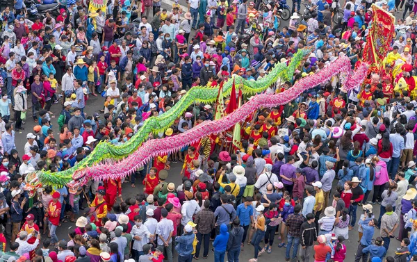 Lampion Festival s barevné draky, lev, vlajky, auta, pochodoval v ulicích přilákala davy — Stock fotografie