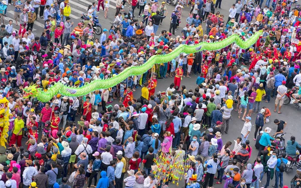 Chinesisches Laternenfest mit bunten Drachen, Löwen, Fahnen, Autos, marschierten in Straßen zog Menschenmassen an — Stockfoto