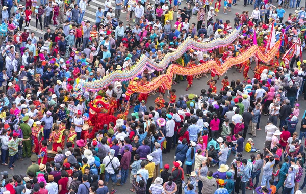 Festival de la linterna china con coloridos dragones, leones, banderas, coches, marchó en las calles atrajo a la multitud — Foto de Stock