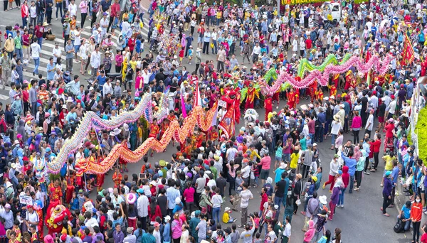 Festival des lanternes chinoises avec dragons colorés, lion, drapeaux, voitures, défilé dans les rues attiré la foule — Photo