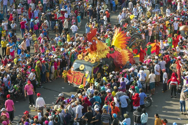 Festival de la linterna china con coloridos dragones, leones, banderas, coches, marchó en las calles atrajo a la multitud — Foto de Stock
