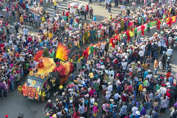 Festival de la linterna china con coloridos dragones, leones, banderas, coches, marchó en las calles atrajo a la multitud — Foto de Stock