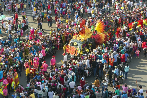 Festival de la linterna china con coloridos dragones, leones, banderas, coches, marchó en las calles atrajo a la multitud —  Fotos de Stock