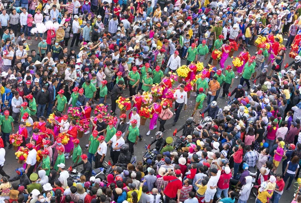 Festival des lanternes chinoises avec dragons colorés, lion, drapeaux, voitures, défilé dans les rues attiré la foule — Photo