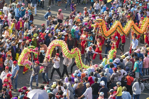 群衆を集めて街で行進したカラフルな龍、ライオン、フラグ、車、中国のランタン フェスティバル — ストック写真