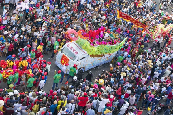 群衆を集めて街で行進したカラフルな龍、ライオン、フラグ、車、中国のランタン フェスティバル — ストック写真