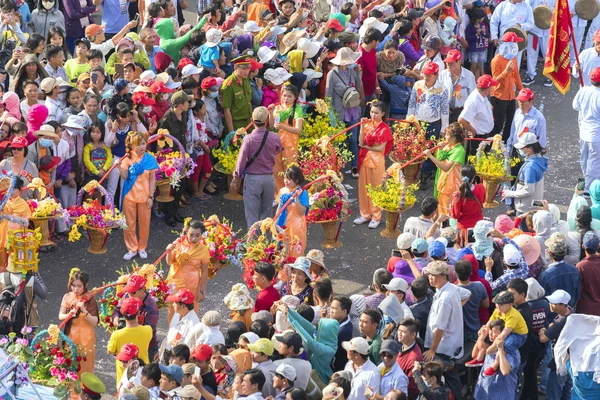 Çince Lantern Festivali renkli ejderha, aslan, bayraklar, arabalar, çekici sokakları kalabalıkta yürüdü — Stok fotoğraf