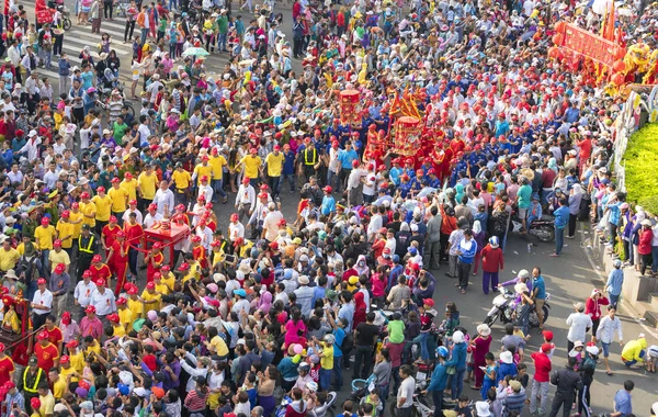 Festival de la linterna china con coloridos dragones, leones, banderas, coches, marchó en las calles atrajo a la multitud —  Fotos de Stock