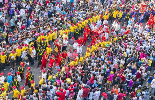 中国元宵节与多彩龙、 狮子、 国旗、 汽车，行进在大街上吸引了人群 — 图库照片
