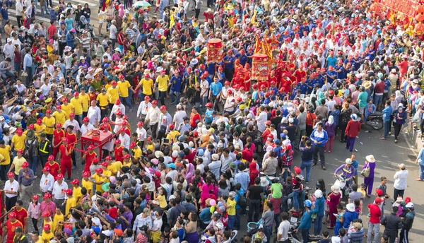 Çince Lantern Festivali renkli ejderha, aslan, bayraklar, arabalar, çekici sokakları kalabalıkta yürüdü — Stok fotoğraf
