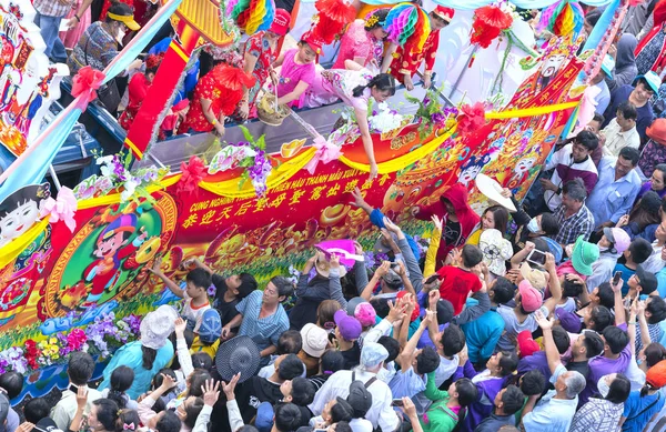 Festival chinesische Laterne mit Auto-Fahnen, Mädchen auf dem Auto spendeten Geld — Stockfoto