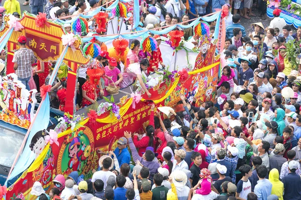 Festival Çince fener araba bayrakları ile kızları arabaya para bağışladı.