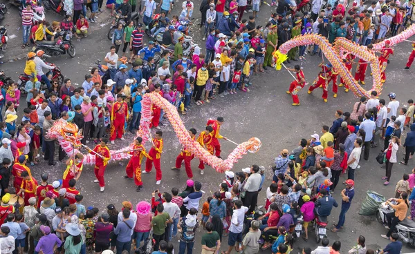 Dragon dance festival på gatan — Stockfoto