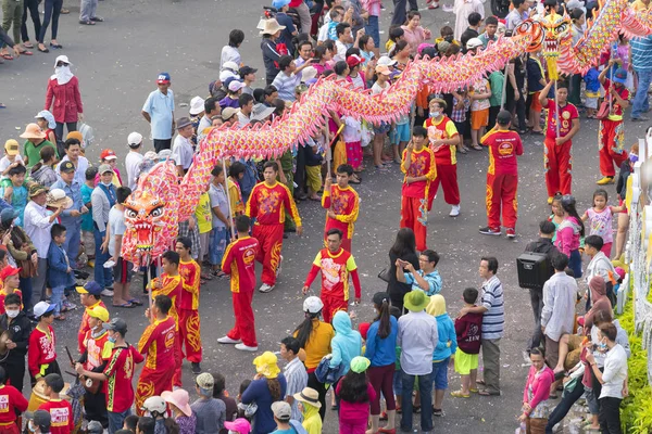 Çince Lantern Festivali renkli ejderha, aslan, bayraklar, arabalar, çekici sokakları kalabalıkta yürüdü