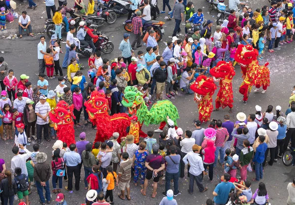 Festival de la linterna china con coloridos dragones, leones, banderas, coches, marchó en las calles atrajo a la multitud — Foto de Stock
