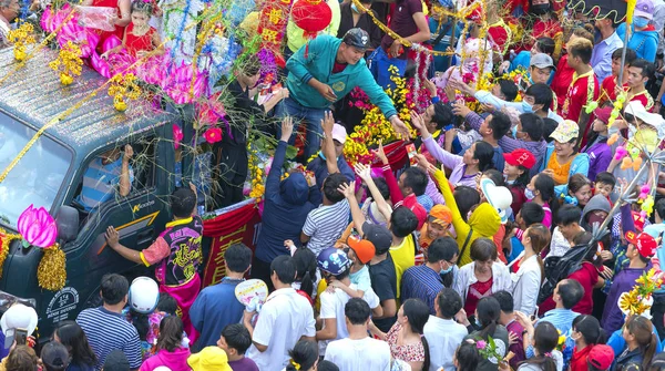 Festival chinesische Laterne mit Auto-Fahnen, Mädchen auf dem Auto spendeten Geld — Stockfoto