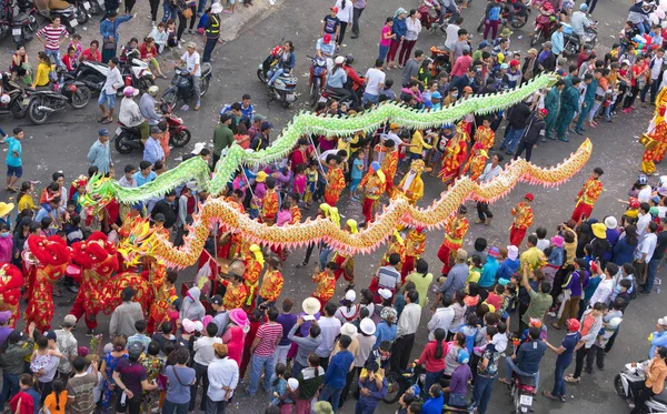 Kinesiska Lantern Festival med färgglada drakar, lion, flaggor, bilar, marscherade i gatorna lockade publiken — Stockfoto